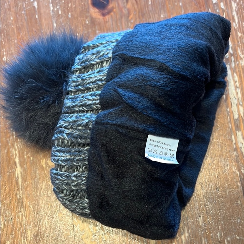 Redess Gray Knit Beanie with Pom Pom - Picture 3 of 3